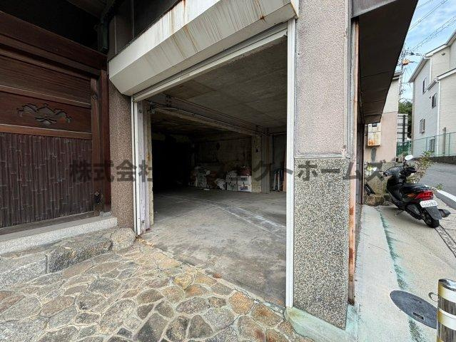 日本庭園付き古民家の駐車場|車をお持ちの方に嬉しい駐車場付きの物件です