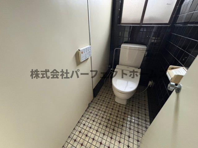 日本庭園付き古民家のトイレ|落ち着いた色調のトイレです
