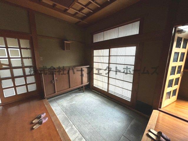 日本庭園付き古民家の玄関|収納もある玄関です