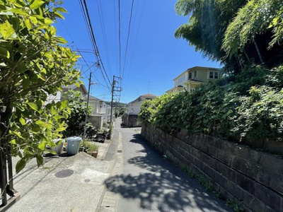 【周辺】 | ■車２台可！整形地南道路の陽当り良好住宅■藤沢市白旗４丁目 | 緑の多い住宅街