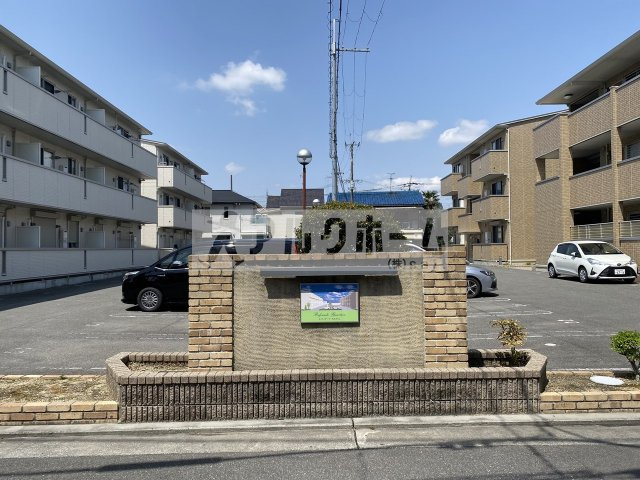 レフィナードカルチェC棟の駐車場