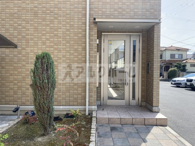 レフィナードカルチェC棟のエントランス