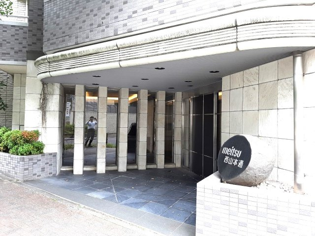 メイツ西山本通のエントランス