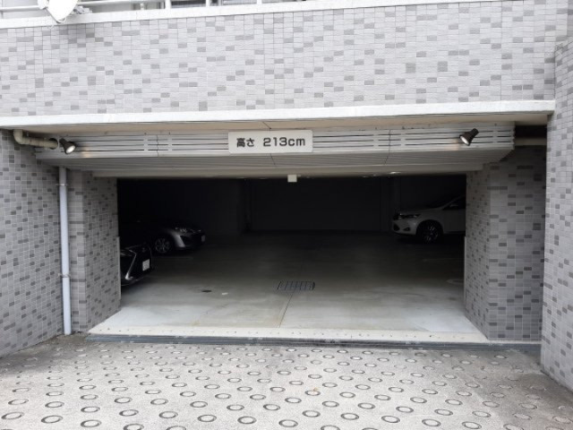 メイツ西山本通の駐車場|屋根付平面駐車場