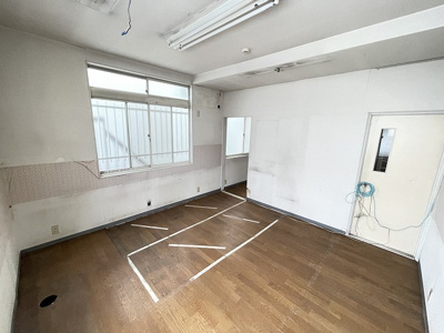 【展望】 | ジャルダンC | 2階・洋室8帖のお部屋、窓側からの眺めです♪洋室5.2帖のお部屋と廊下のそれぞれから出入りができます☆