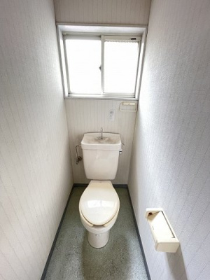 【トイレ】 | ジャルダンC | 1階にあるトイレ(左側)です☆窓のあるトイレで換気もOK☆嫌なニオイがこもりません♪