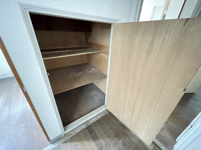 【その他】 | ジャルダンC | 1階・洋室8.6帖のお部屋にある階段下収納です♪ちょっとした小物をしまうのに便利ですね☆