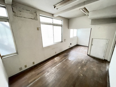 【洋室】 | ジャルダンC | 1階・洋室8.6帖のお部屋です♪階段下収納が付いています☆