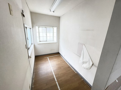 【洋室】 | ジャルダンC | 2階・洋室5.2帖のお部屋から繋がる、二面採光洋室2.5帖のお部屋です♪
