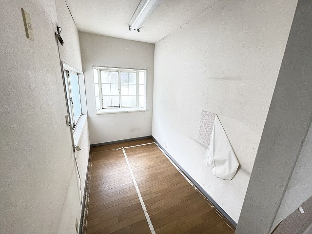 【洋室】 | ジャルダンC | 2階・洋室5.2帖のお部屋から繋がる、二面採光洋室2.5帖のお部屋です♪