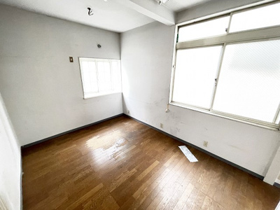 【洋室】 | ジャルダンC | 2階・南向き二面採光洋室6帖のお部屋です♪出窓があるのでインテリアを飾って楽しむこともできます♪
