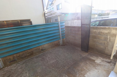 【バルコニー】 | サンホープ７ | 1階ですが高い塀があるので安心感があります♪