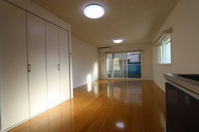 【居間・リビング】 | サンホープ７ | ゆったり15帖のワンルームです