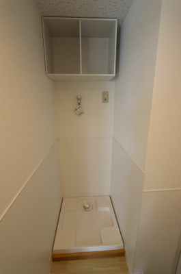 【設備】 | サンホープ７ | 洗濯機置場は上部に棚もあり洗剤等の収納に便利です