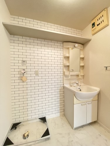 プチロッシュの洗面所|シャンプードレッサー♪上部に収納棚有り