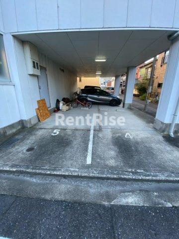 スタシオン泉の駐車場