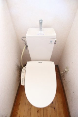 安田貸家のトイレ|ゆったりとした空間のトイレです