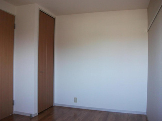 【その他】 | フローラル東光台D棟 | 北側洋間　片面クロスツートンカラーです。