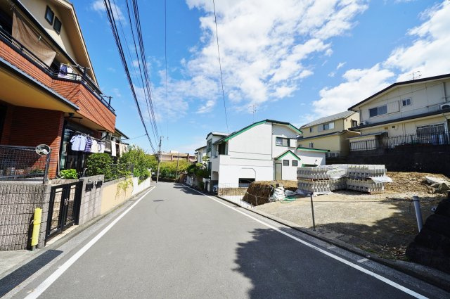 【保土ケ谷区境木町75-40新築戸建て】（初音ヶ丘小学校・橘中学校）の前面道路含む現地写真