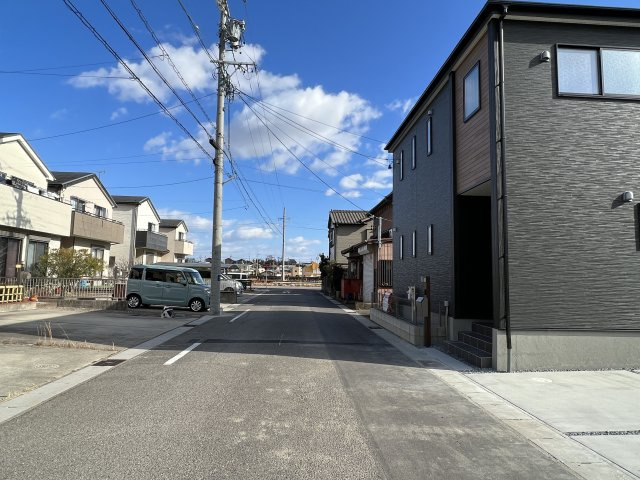 高浜市碧海町5丁目新築　戸建　1号棟の前面道路含む現地写真|高浜市碧海町5丁目新築戸建1号棟前面道路写真です。北西側公道約6ｍ
