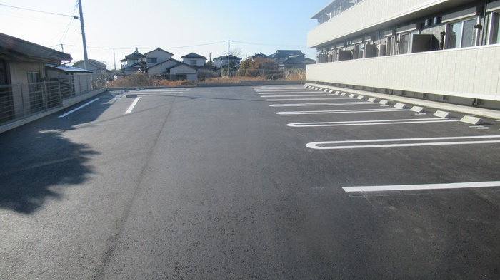 アテリア弐番館の駐車場|車をお持ちの方に嬉しい駐車場付きの物件です