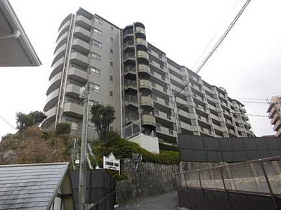 【外観】 | シャルマン古江（リノベ済） | 【耐震性】
耐震性の高さを判断するポイントは、
建築確認申請日が1981年6月1日以降の
新耐震基準に適合しているかどうか。
震度６程度の大地震でも
建物が崩壊しないレベルが基準になりました。