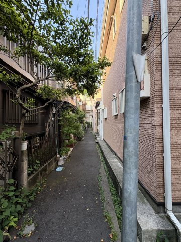 台東区谷中１丁目の戸建の前面道路含む現地写真