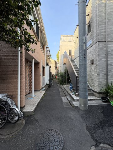 台東区谷中１丁目の戸建の前面道路含む現地写真