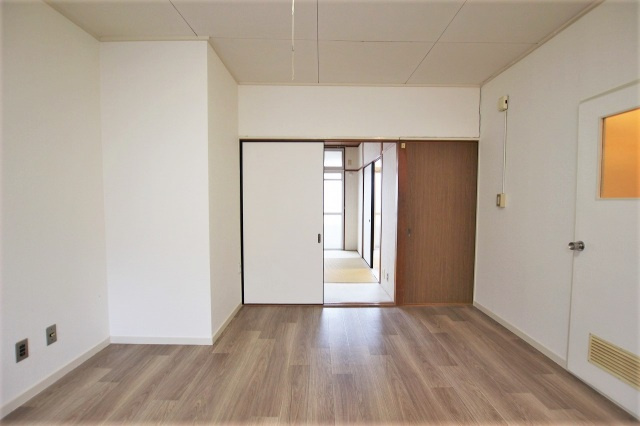 安井ビルの居間・リビング