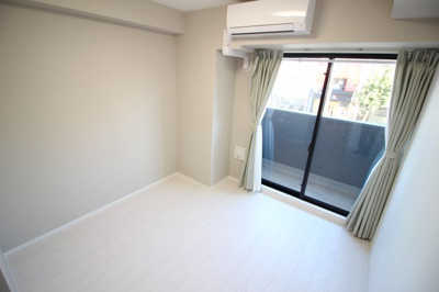【寝室】 | グランパシフィック北畠 | エアコン付きで、室内に洗濯物も干せますよ♪