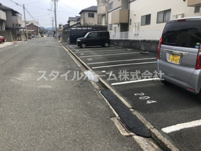【駐車場】 | サンジェイド | 駐車場があるので、車を買う予定の方も安心です