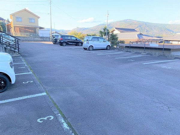 レジデンス落合Aの駐車場