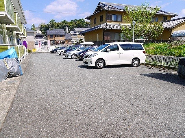 フローレンスハイツの駐車場|カースペースがあります