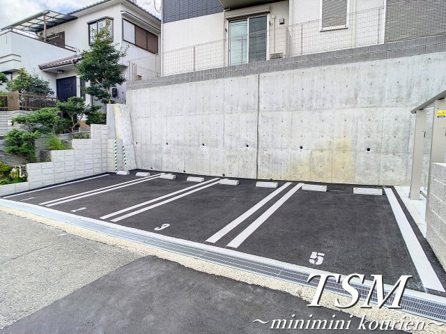 リニュエラ香里園の駐車場