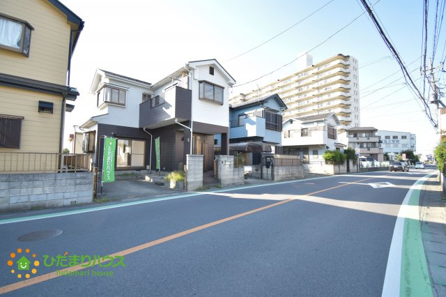 鴻巣市松原1丁目　中古一戸建ての前面道路含む現地写真