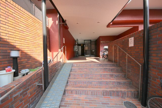 朝日プラザ同心町　仲介手数料無料のエントランス