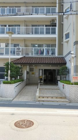 日商岩井京橋ハイツのエントランス|エントランスです。台車や車椅子でも楽に行き来できるスロープ有