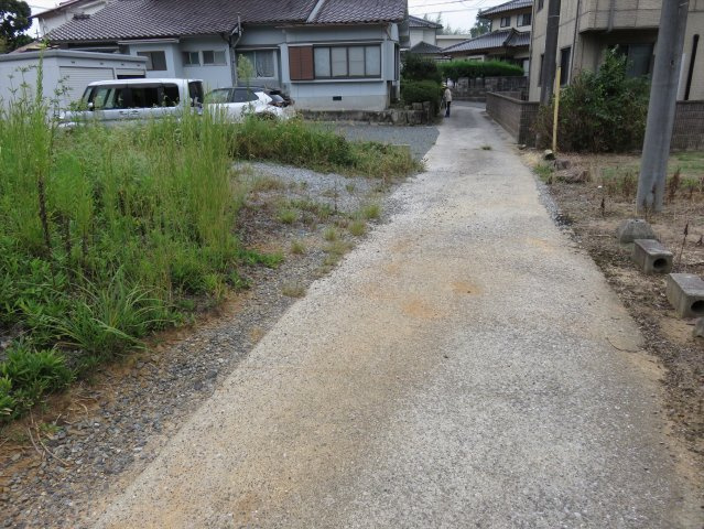贅沢・余裕のある土地|駐車場への道、南側から