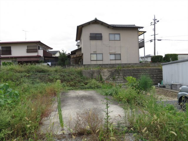 贅沢・余裕のある土地|駐車場の接道からゴミ箱（台地の共有）