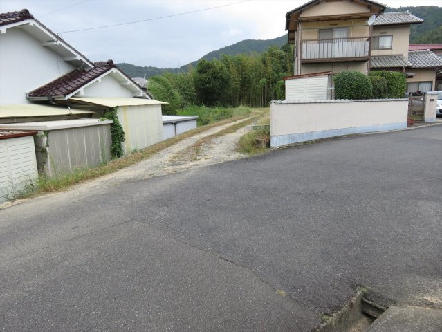 贅沢・余裕のある土地|団地の主要路からの進入路になります。