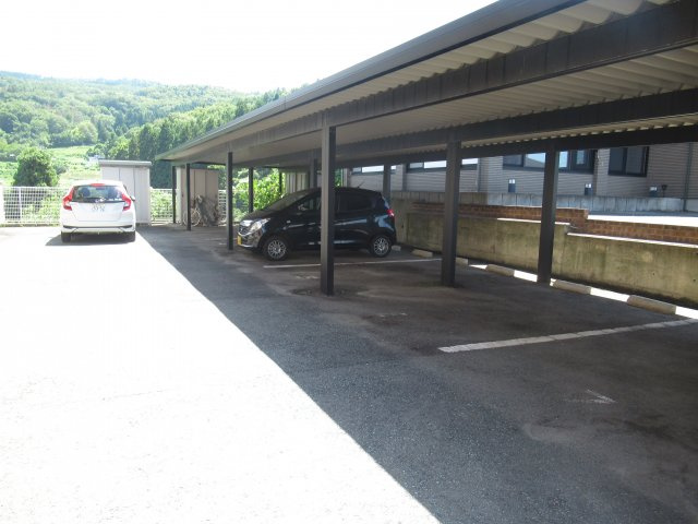 シャルム桜田の丘の駐車場