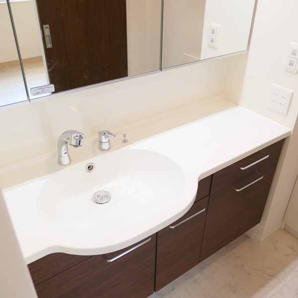 ヴィアーレ北町の洗面所|ゆったりとスペースのある洗面所