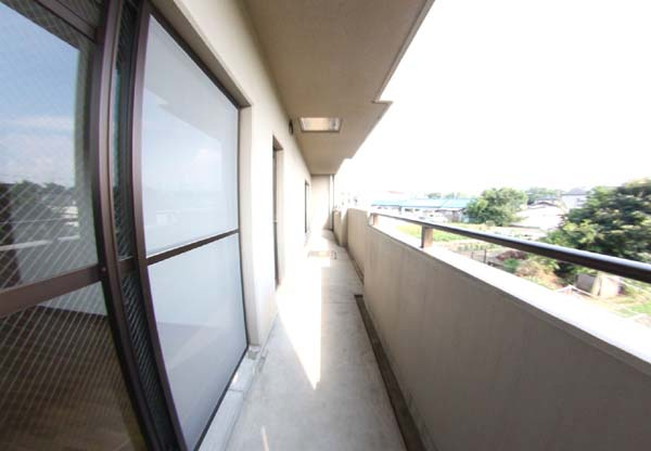 岸和田市田治米町の賃貸マンションのバルコニー|暖かな日差しのふりそそぐバルコニー