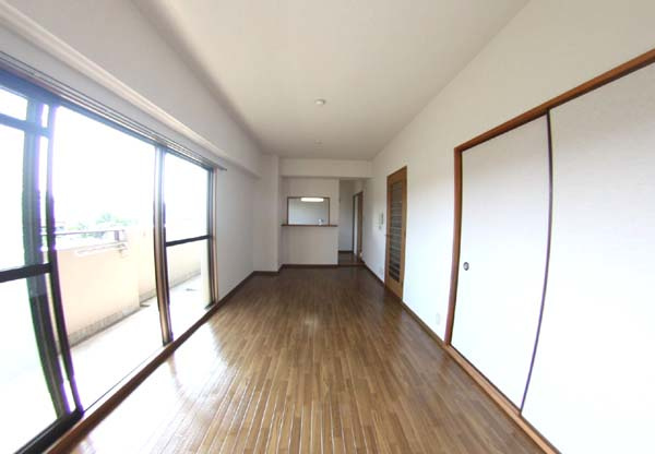 岸和田市田治米町の賃貸マンションの居間・リビング|ゆったり過ごせる居間です