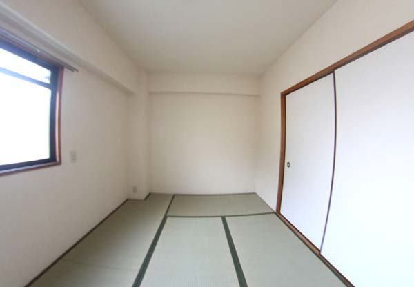 岸和田市田治米町の賃貸マンションの和室|和室がひろがる居住スペース