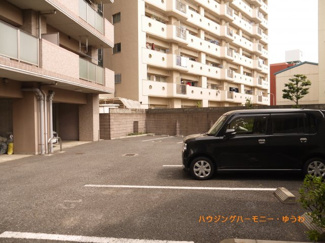 【その他共用部分】 | 敷地内に、広い駐車場があります。