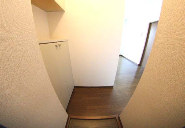 エステートピアイズミの玄関|明るい玄関です