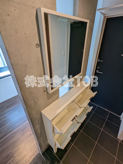 【設備】 | LAPis上北沢Ⅱ-ラピス上北沢2- | シューズボックスと鏡あります。※クリーニング中の写真※