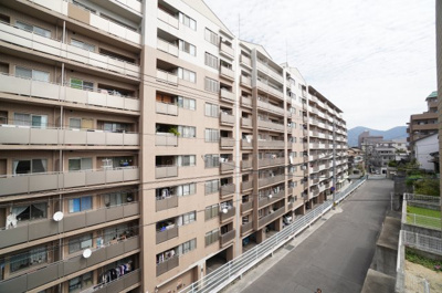 【展望】 | ハウスバーンフリート青崎（リノベ済） | 【四季を感じる】
四季の移ろい・爽やかな青空や風を感じられ
自然を愉しめるパノラマビュー。
毎日の暮らしに余裕を感じさせてくれる、
遮る物の無い開放的な眺望を是非、ご堪能ください。