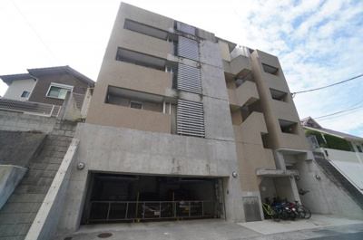 【外観】 | ハウスバーンフリート青崎（リノベ済） | 【耐震性】
耐震性の高さを判断するポイントは、
建築確認申請日が1981年6月1日以降の
新耐震基準に適合しているかどうか。
震度６程度の大地震でも
建物が崩壊しないレベルが基準になりました。